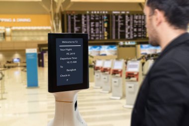 Akıllı robot teknoloji kavramı, yolcu havaalanında bir sayacı check-in için bir hizmet robot izleyin, robot yardımcı olabilir ve hızlı bir şekilde yolcu için bazı bilgiler vermek