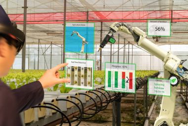 çok akıllı sanayi robot 4.0 tarım concept,agronomist,farmer(blurred) akıllı gözlük (artırılmış karışık sanal gerçeklik, yapay zeka teknolojisi) özerk robot durumu izleme için kullanma