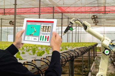 çok akıllı sanayi robot 4.0 tarım kavramı, endüstriyel ziraat mühendisi, yazılım yapay zeka teknoloji durumu izleme için tablet kullanarak çiftçi ve çiftlik otomatik robot kontrol