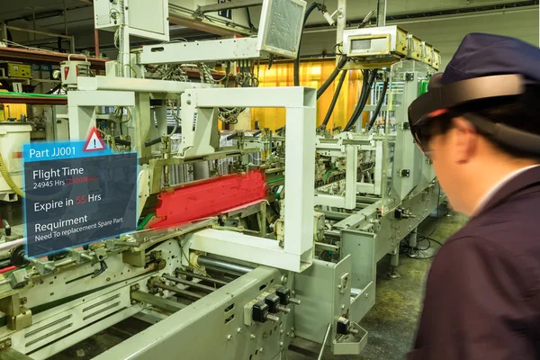 Iot Conceito Inteligente Indústria Engenheiro Industrial Desfocado Usando Óculos Inteligentes — Fotografia de Stock