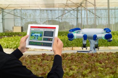 çok akıllı sanayi robot 4.0 tarım kavramı, endüstriyel ziraat mühendisi, yazılım yapay zeka teknoloji durumu izleme için tablet kullanarak çiftçi ve çiftlik otomatik robot kontrol