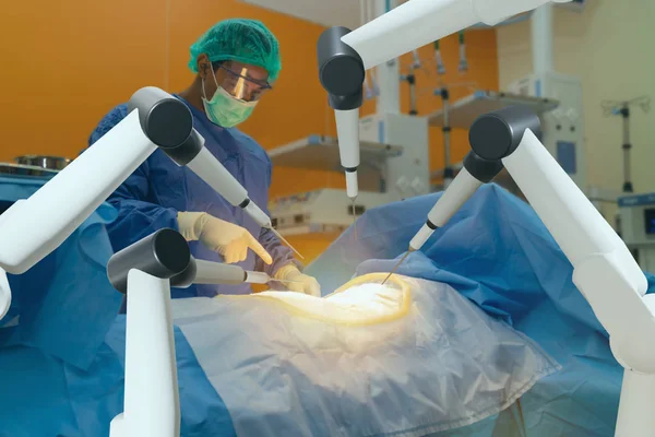 Akıllı tıbbi bakım konsepti, cerrahi robot makine kullanımı doktorların mümkün olandan daha fazla hassasiyet, esneklik ve kontrol ile birçok karmaşık prosedürleri gerçekleştirmelerine olanak sağlar. 