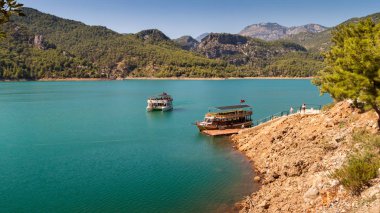 Manangat Nehri üzerinde bir yapay gölet turistik gemilerde. Türkiye.