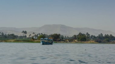 Turist Nil Nehri üzerinde bir tekne. Krallar Vadisi. Mısır.