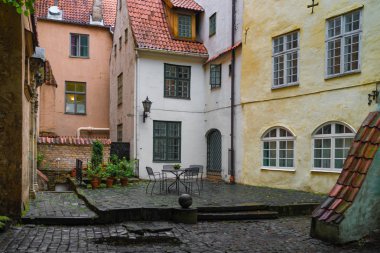 Riga'nın kalbinde eski bir avlu.