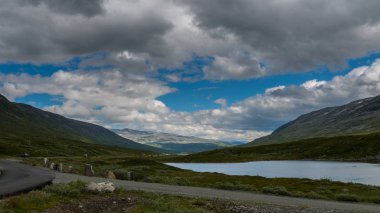 Geiranger fiyort bulutlu gökyüzü altında. Norveç.