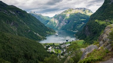 Geiranger fiyort bulutlu gökyüzü altında. Norveç.