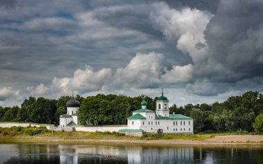 Pskov üzerinde fırtınalı bir gökyüzü. Rusya.