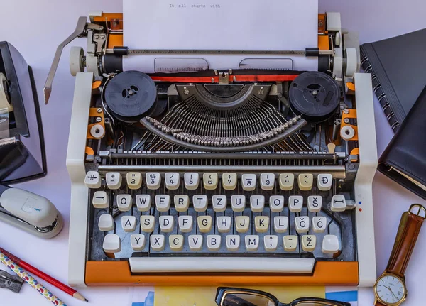 Vieille machine à écrire sur fond blanc — Photo