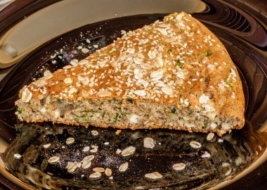 Susam ve pul siyah plaka üzerinde buğday unu ve ıspanak pasta