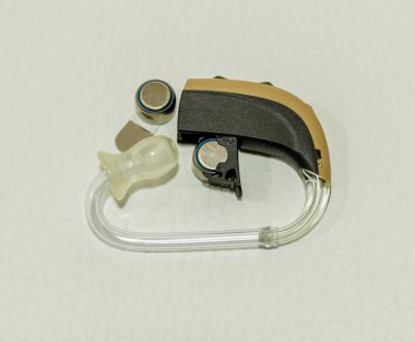 Beyaz arka plan üzerinde izole işitme