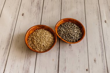 Kavrulmuş ayçiçeği ve ayçiçeği Beyaz ahşap Ahşap kase 