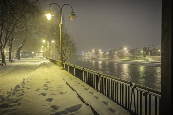 Paisaje urbano junto al río en una noche de invierno — Foto de Stock