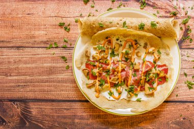 Krep ile krem peynir, mantar, sos, jambon füme plaka üzerinde 