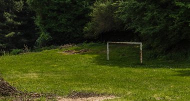 Çayır terk edilmiş paslı futbol gol