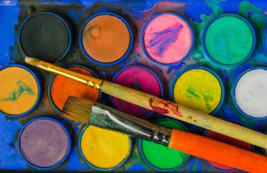 Dağınık, closeup kullanılan su-renk boya-box ve fırçalar