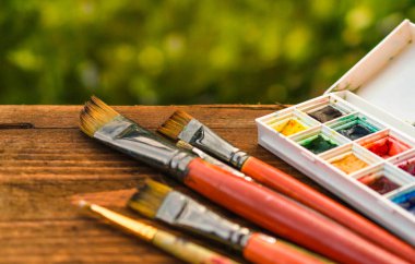 boyalar ve fırçalar ahşap tablo