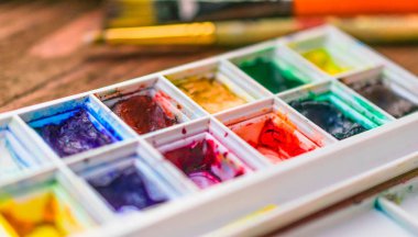 dağınık, kullanılmış su rengi boya kutusu 