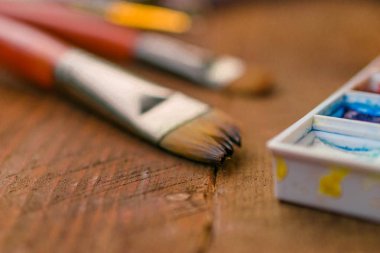 ahşap arka plan üzerinde sanatsal fırçaların