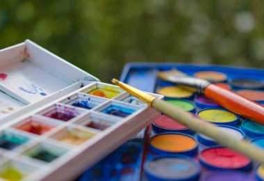 Boyalar ve fırçalar. 