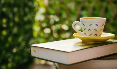 Yaprak yeşil zemin üzerine kahve