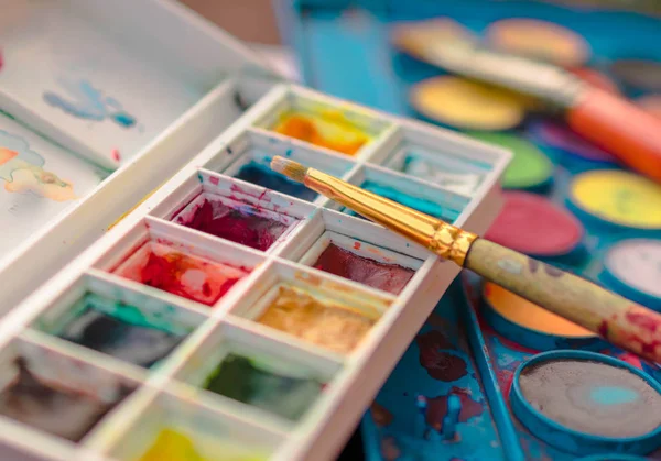 Old used watercolor paint box.Close-up — Stock Photo, Image