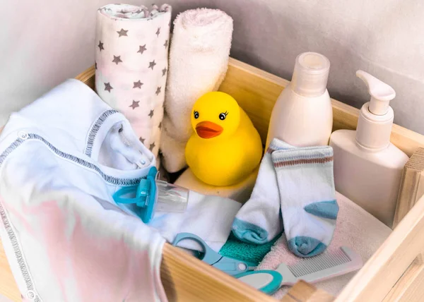 Bebek Aksesuarları dolu ahşap kutu-çocuklar