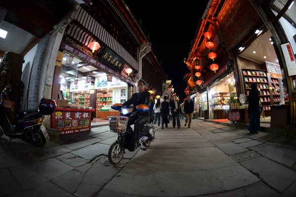 cadde görünümü gece, Huangshan, Çin