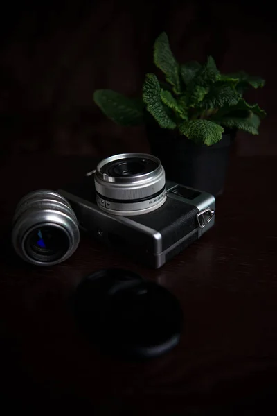 Câmera retro na mesa escura — Fotografia de Stock