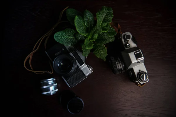 Duas câmeras vintage em uma mesa de madeira — Fotografia de Stock