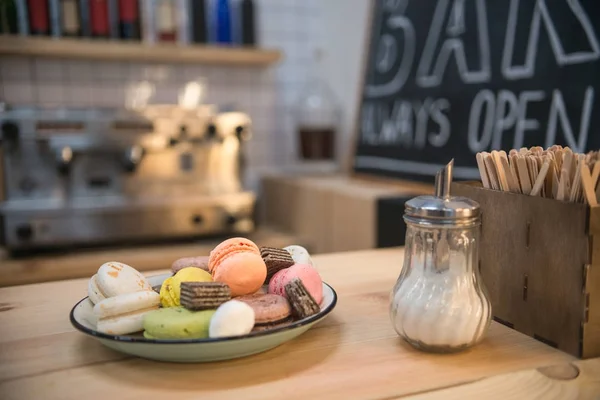 ahşap raf üzerinde macaroons