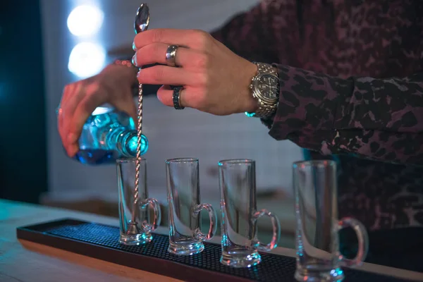 Barmen alkol içinde kadehlerin dökülen.