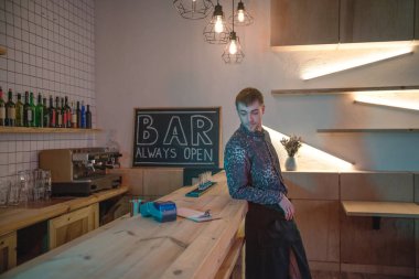 çekici barmen rahat barda ahşap sayaç yakınındaki dinlenme