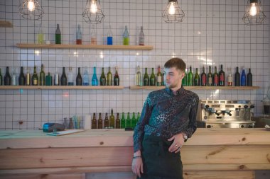 çekici barmen rahat barda ahşap sayaç yakınındaki dinlenme