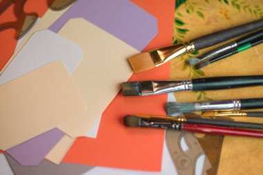 farklı Sanat fırçalar ahşap arka plan, üstten görünüm hakkında renkli kağıt