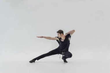 şık dansçı beyaz arka plan yalnız erkek
