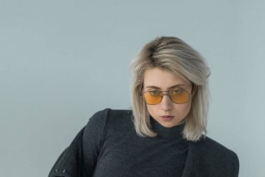 şık genç kadın beyaz arka plan poz