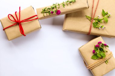 beyaz zemin üzerine çiçeklerle zanaat karton hediye kutuları