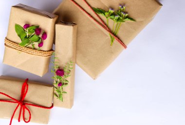 beyaz zemin üzerine çiçeklerle zanaat karton hediye kutuları