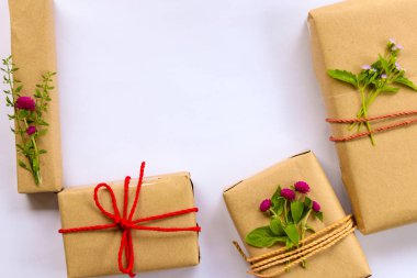 beyaz zemin üzerine çiçeklerle zanaat karton hediye kutuları