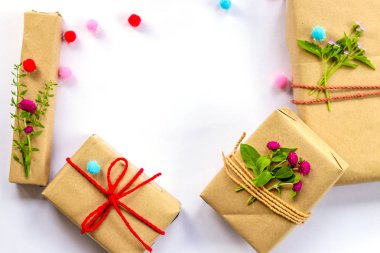 beyaz zemin üzerine çiçeklerle zanaat karton hediye kutuları