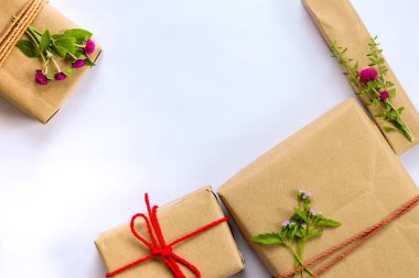 beyaz zemin üzerine çiçeklerle zanaat karton hediye kutuları