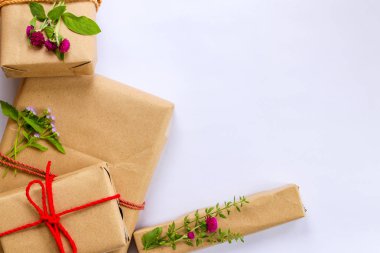 beyaz zemin üzerine çiçeklerle zanaat karton hediye kutuları