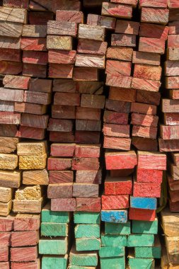 Kereste, kereste yığın depolama inşaat veya sanayi iş, doku arka plan için günlüğe kaydeder.