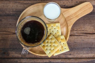 fincan kahve ve bisküvi ahşap arka plan günü kahvaltıda