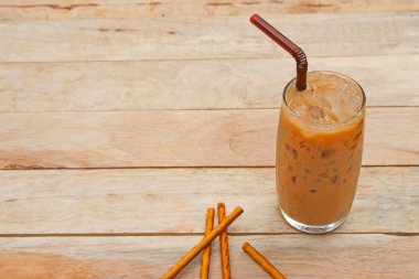 Buzlu kahve ve bisküvi ahşap arka plan