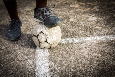 Beton sahada eski futbol oynarken