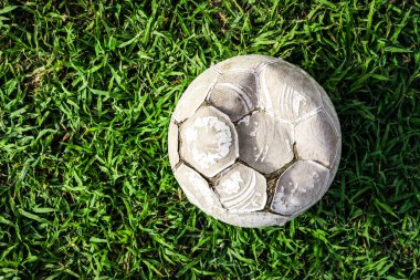 잔디 필드에 오래 된 축구