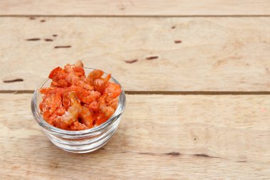 ahşap arka plan cam kase karides kurutulmuş