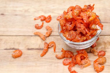 ahşap arka plan cam kase karides kurutulmuş